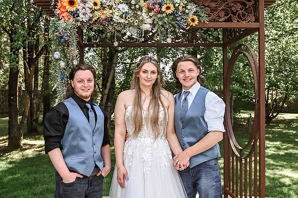brideandgroomwithfamilyandbridalparty-12